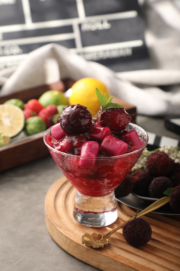 杨梅冰汤圆饮品摄影图1