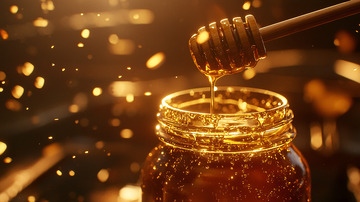蜂蜜滴落玻璃瓶