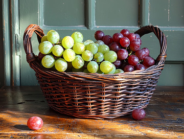 藤篮里绿红葡萄