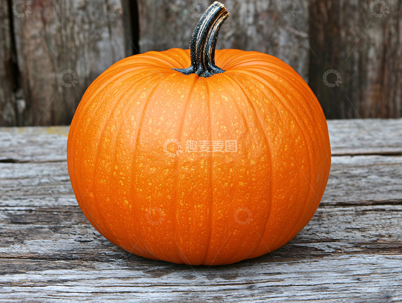 高清大图下载【趣麦麦图】木质背景上的单个南瓜