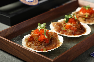 鱼子酱烤扇贝摄影图