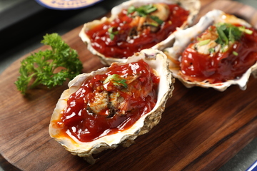 香辣生蚝摄影图