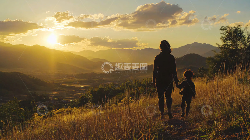 高清大图下载【趣麦麦图】夕阳下母子远眺山峦