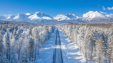 雪山下的冬季森林公路