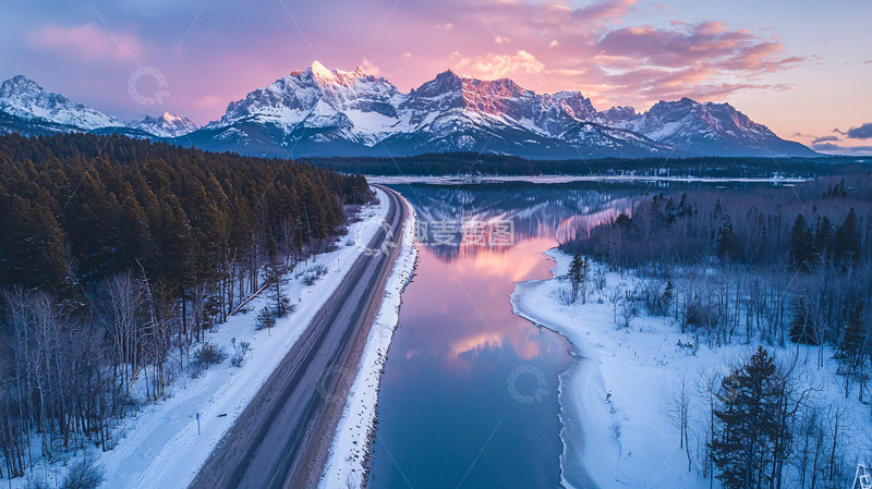 高清大图下载【趣麦麦图】雪山下的公路与河流