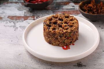 香辣牛肉末炒饭白盘