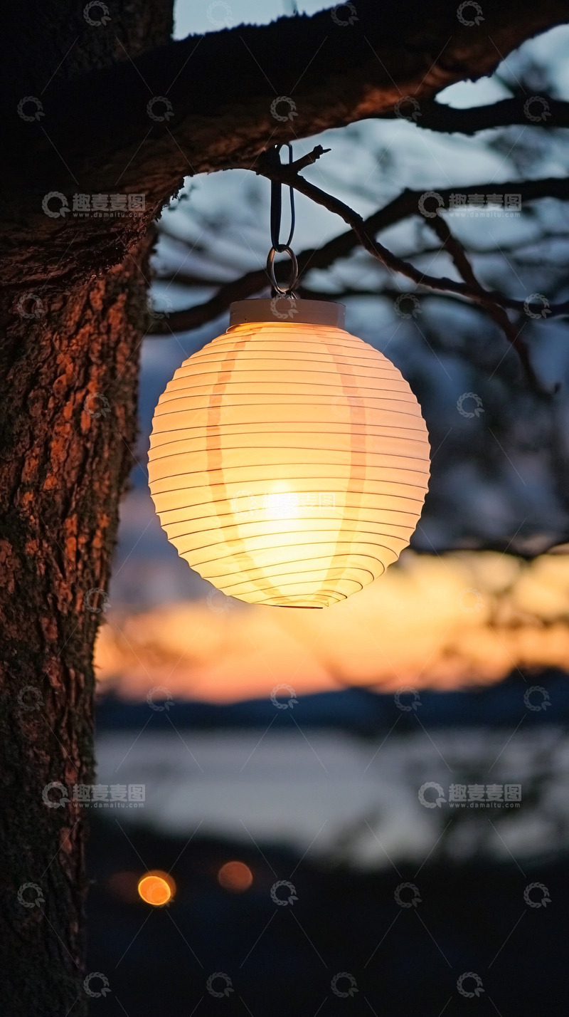 高清大图下载【趣麦麦图】树上悬挂的日落时分纸灯笼