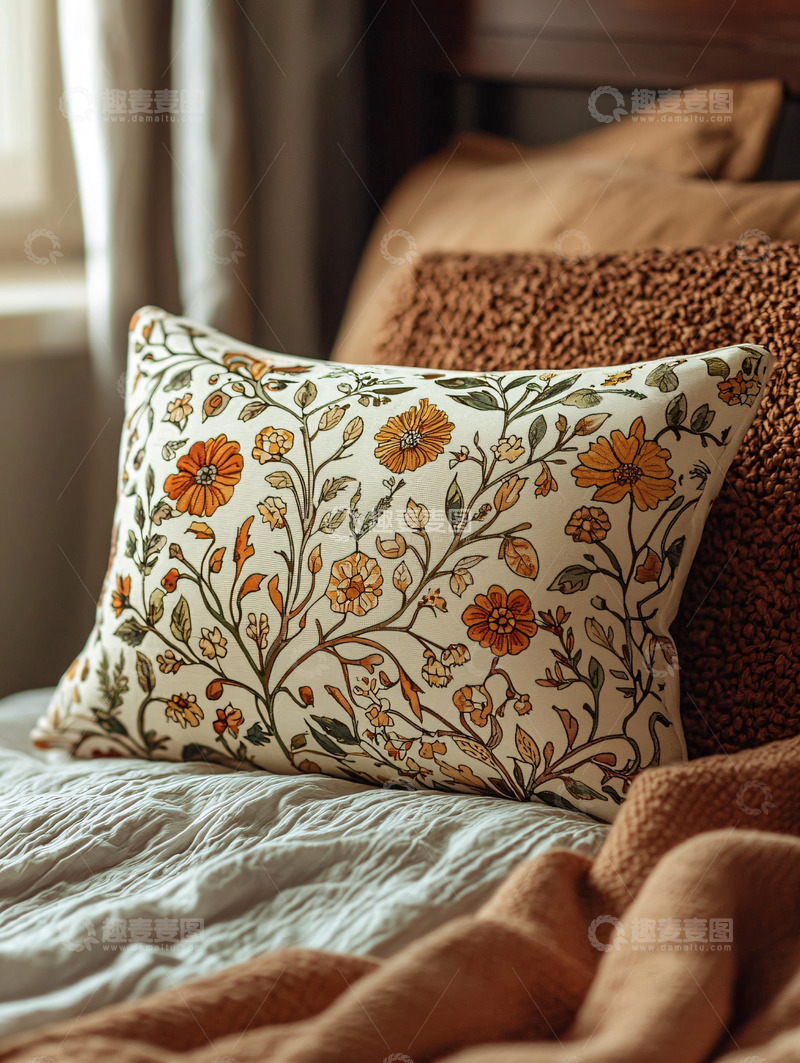 高清大图下载【趣麦麦图】复古花卉抱枕细节特写