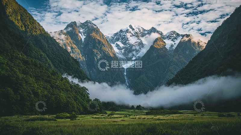 高清大图下载【趣麦麦图】云雾缭绕的雪山峡谷