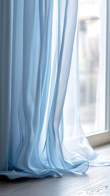 浅蓝色轻薄窗帘