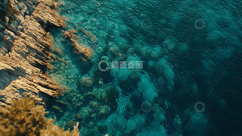 高清大图下载【趣麦麦图】俯瞰岩石海岸线与碧蓝海水