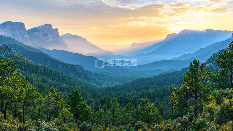 高清大图下载【趣麦麦图】落日余晖下的山脉森林