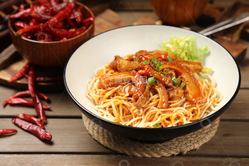 高清大图下载【趣麦麦图】香辣牛杂拌面