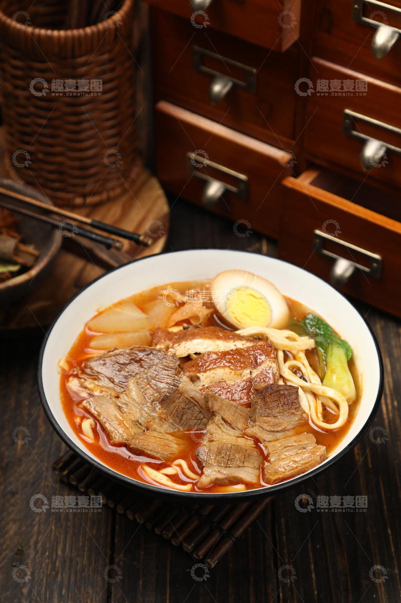 高清大图下载【趣麦麦图】靓汤牛腩面怀旧风照片2