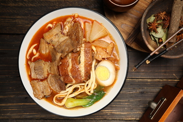 靓汤牛腩面怀旧风照片