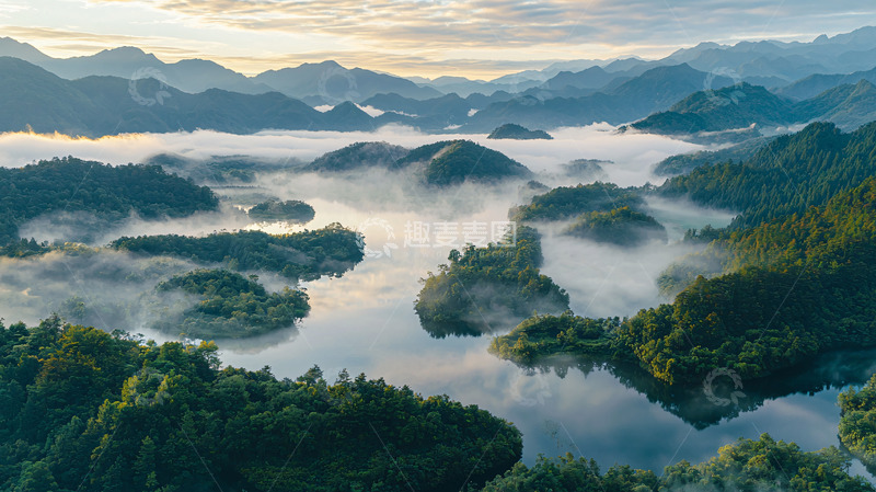 高清大图下载【趣麦麦图】清晨雾气环绕山峦