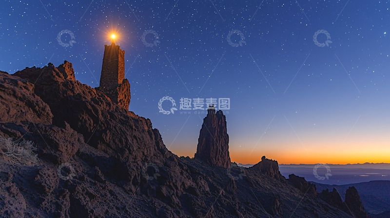 高清大图下载【趣麦麦图】夜色山峰上的灯塔