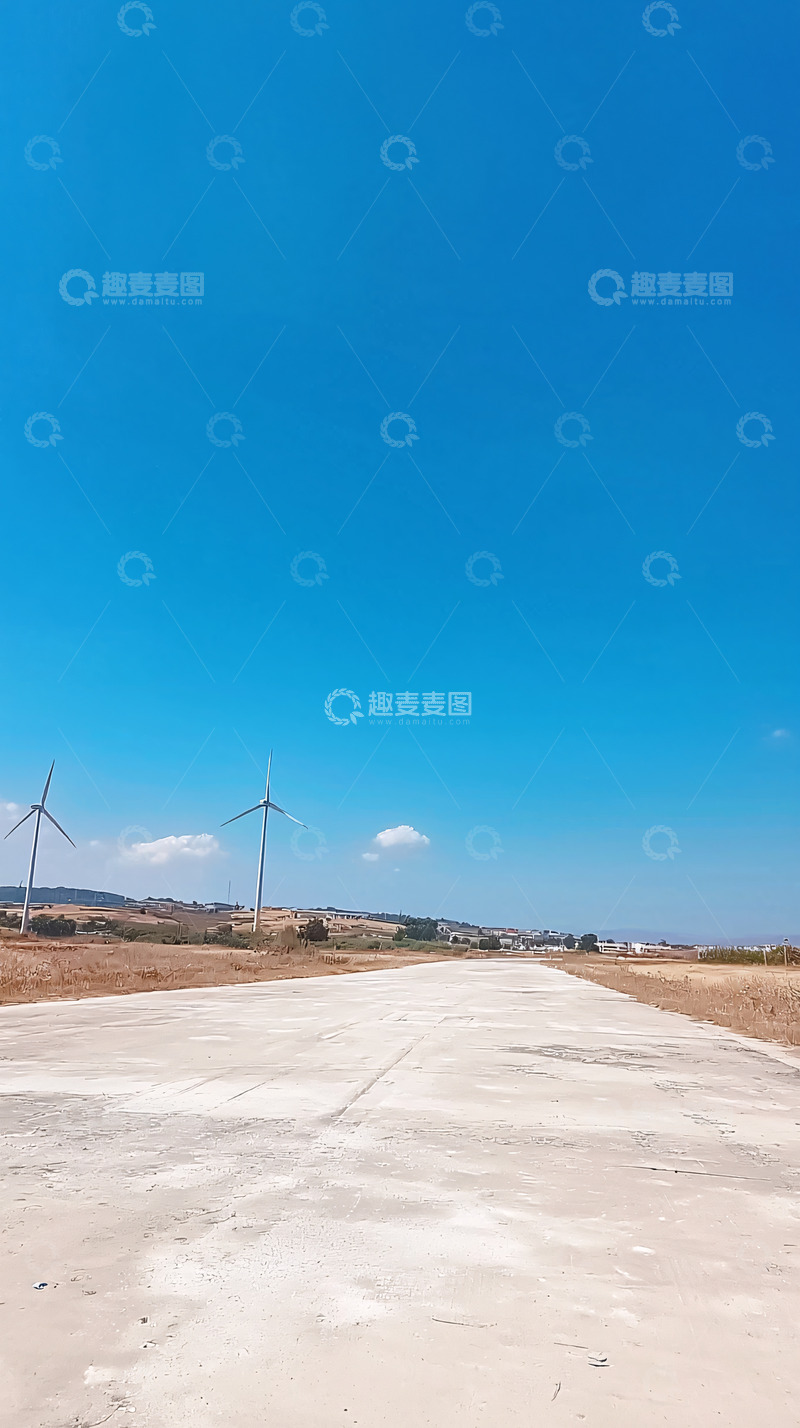 高清大图下载【趣麦麦图】晴空下笔直的公路和风力发电机
