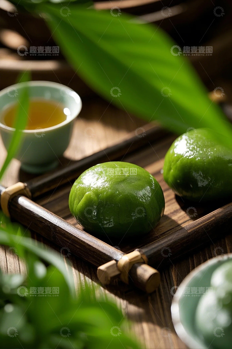 高清大图下载【趣麦麦图】木质竹制摆盘光滑圆润的青团3