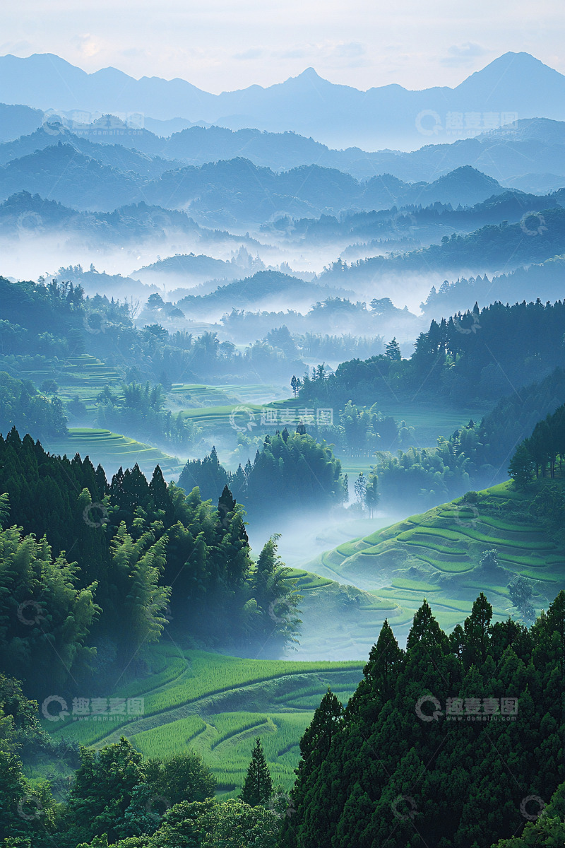 高清大图下载【趣麦麦图】雾气缭绕的山峦梯田