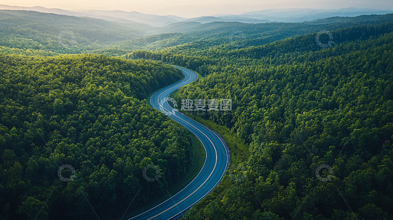 高清大图下载【趣麦麦图】蜿蜒山路穿梭在茂密森林中
