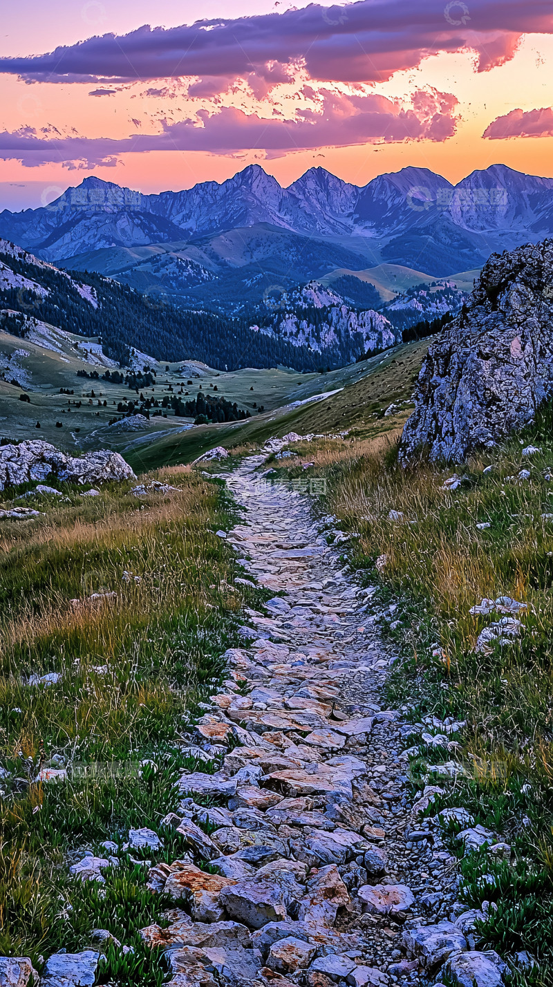 高清大图下载【趣麦麦图】山间小路通向远方山脉