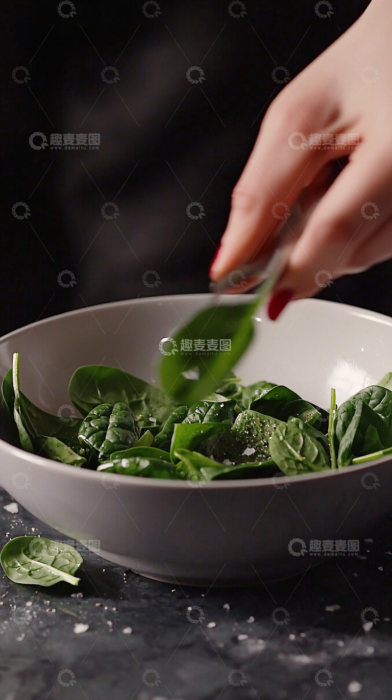 高清大图下载【趣麦麦图】女人在碗里加菠菜
