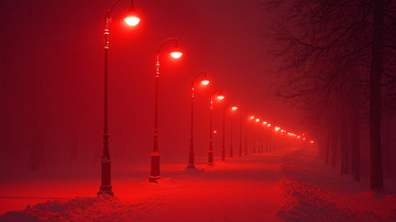 红雾笼罩下的雪夜街道