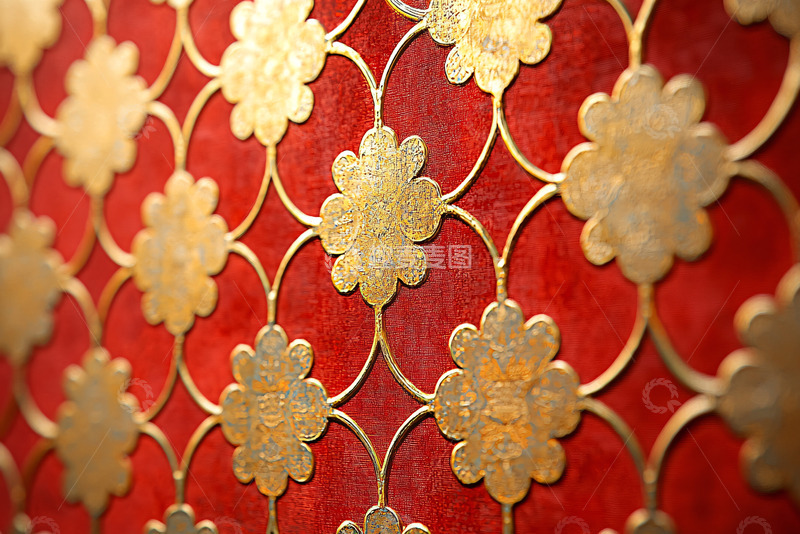高清大图下载【趣麦麦图】金色花朵红色背景墙