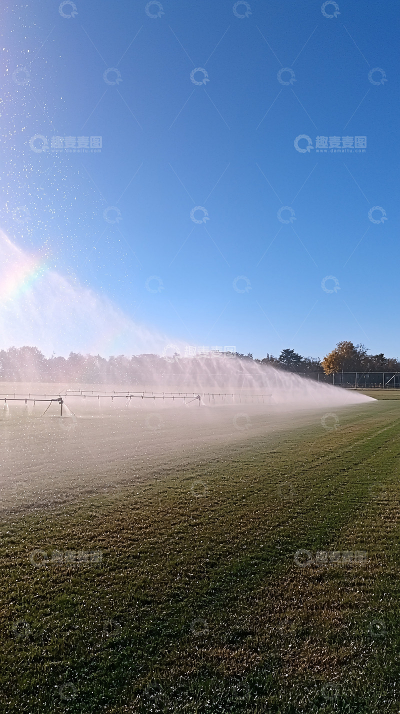 高清大图下载【趣麦麦图】阳光下绿地自动灌溉