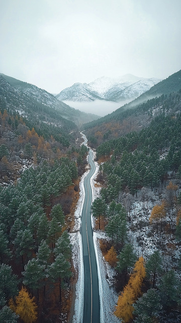 雪山下的公路