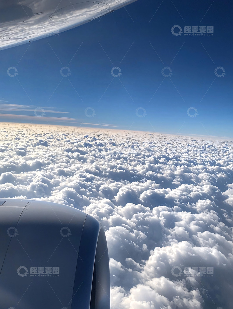 高清大图下载【趣麦麦图】飞机舷窗外的云海蓝天