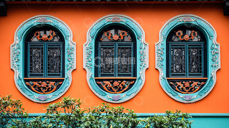 高清大图下载【趣麦麦图】橙色墙壁上的三个蓝色窗框