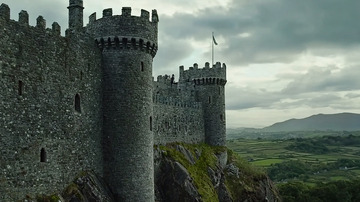 阴郁天空下的古老城堡