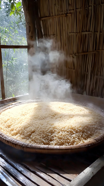 蒸汽弥漫的稻米蒸笼