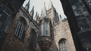 哥特式建筑仰视视角