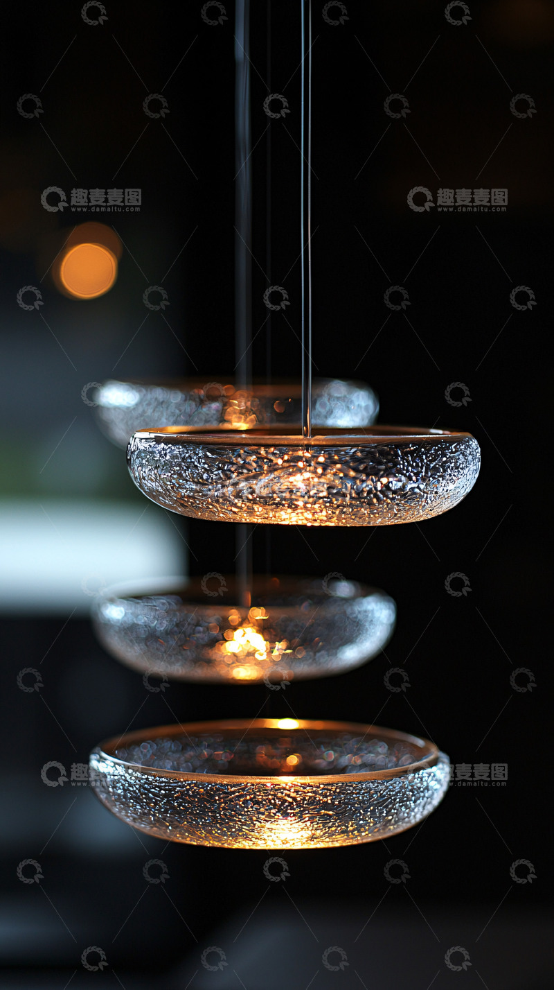 高清大图下载【趣麦麦图】悬挂的圆形玻璃灯