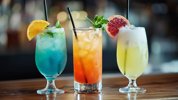 三款色彩鲜艳的鸡尾酒
