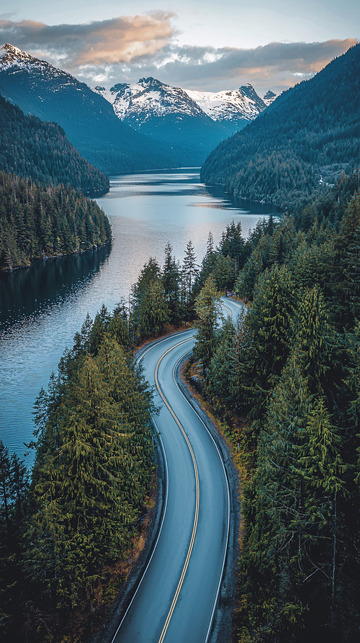 蜿蜒山路湖泊雪山