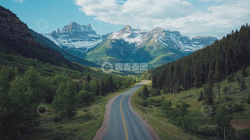 高清大图下载【趣麦麦图】蜿蜒道路连接雪山森林