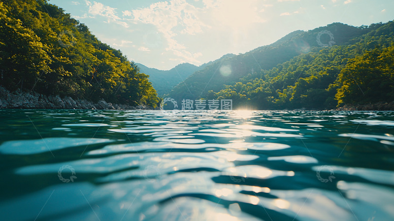 高清大图下载【趣麦麦图】阳光下的碧绿山谷湖泊