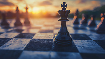 夕阳下国际象棋棋盘上的国王