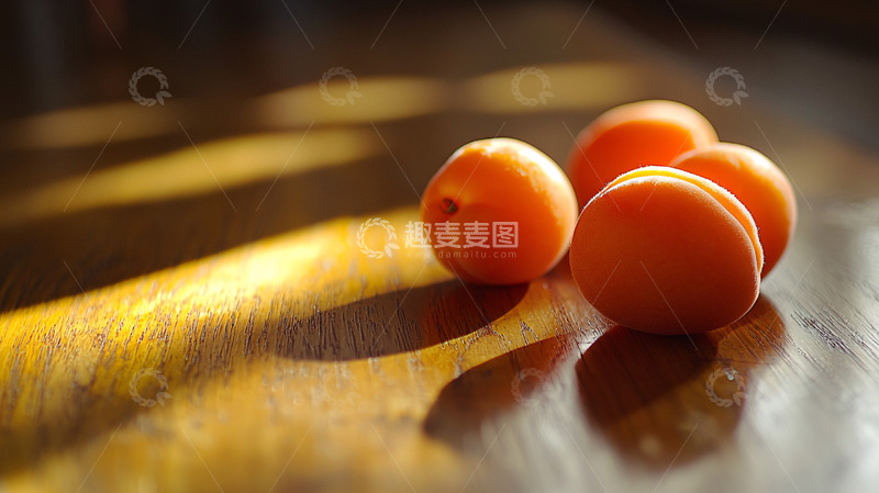 高清大图下载【趣麦麦图】阳光下木桌上新鲜杏子