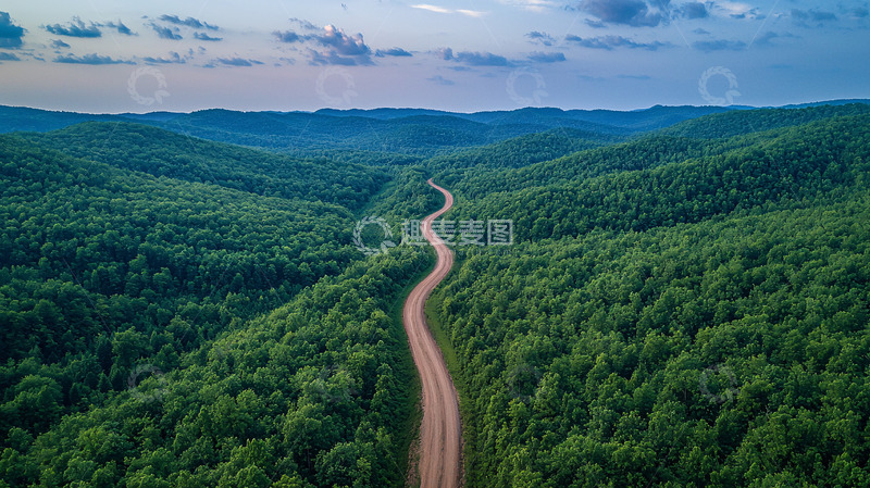 高清大图下载【趣麦麦图】蜿蜒公路穿过绿色山谷