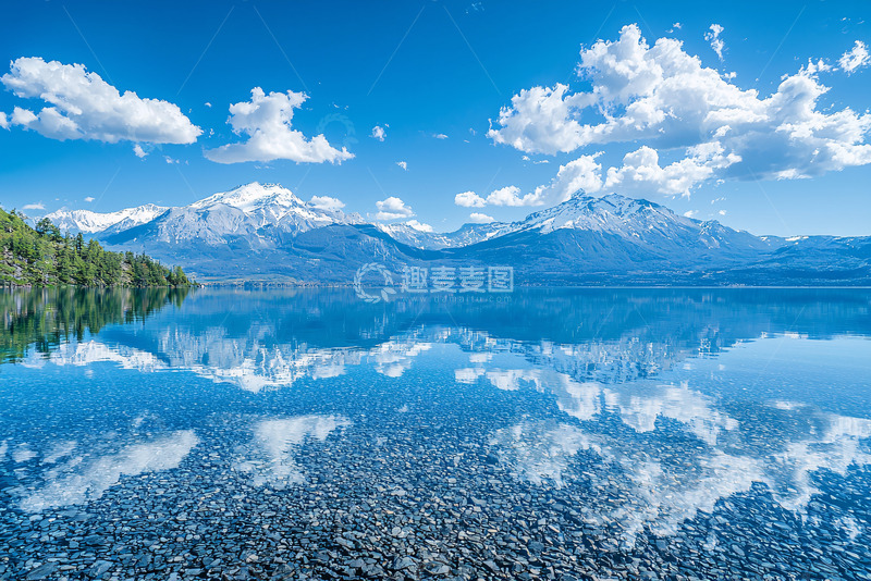 高清大图下载【趣麦麦图】清澈湖面倒映雪山和蓝天