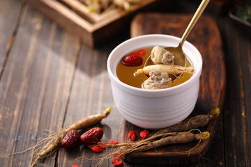 滋补参鸡汤摄影图