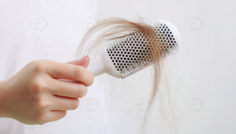 高清大图下载【趣麦麦图】手持梳子梳理掉落头发画面