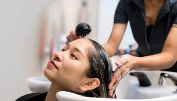 美发师为顾客洗发场景1