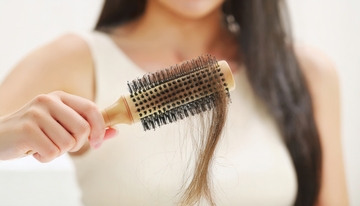 单手梳发查看掉发