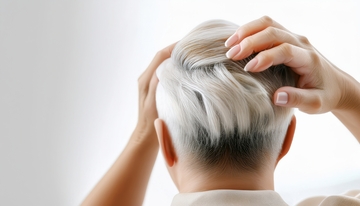 双手查看白发状况